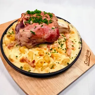 CIOLAN DE PORC CU GNOCCHI CREMOȘI ȘI SALATĂ DE MURĂTURI