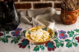 Mămăliguță cu brânză sărată și smântână