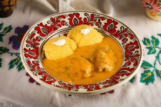 Papricaș de pui cu mămăliguta