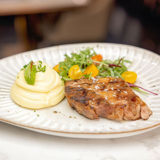 Steak de porc cu piure de cartofi și mix de salată 450g