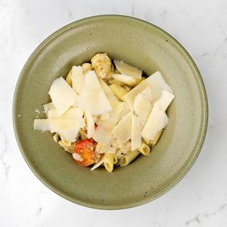 Penne cu piept de pui și pesto de busuioc cu roșii cherry 400g