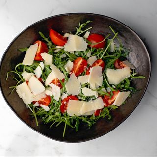 Salată de rucola cu roșii cherry și parmezan 200g