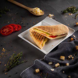 Sandwich cu mozzarela si rosii