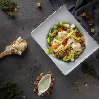 Salată cu 4 tipuri de brânză și sos pesto cu iaurt