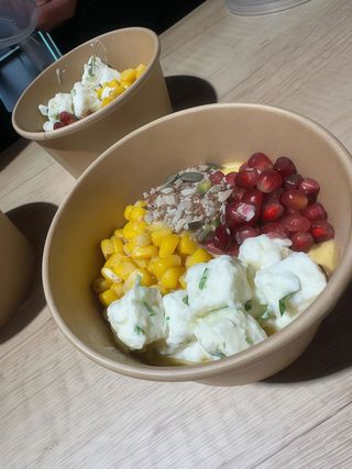 Humus cu brânză telemea de oaie, rodie și porumb