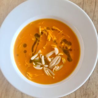 Supă cremă de legume cu pui, ușor picantă
