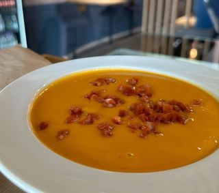 Supă cremă de linte cu chorizo