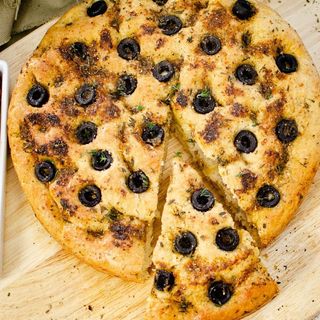 Focaccia cu parmezan si masline diametru 25cm