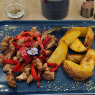 Ceafă țigănească cu cartofi copți pe vatră 