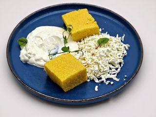 MAMALIGUTA CU BRANZA SI SMANTANA