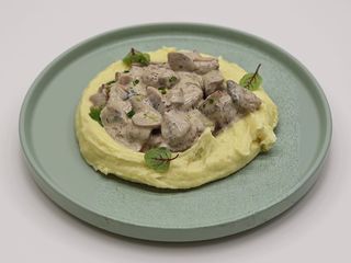 MUSCHIULET DE PORC CU SOS DE HRIBI