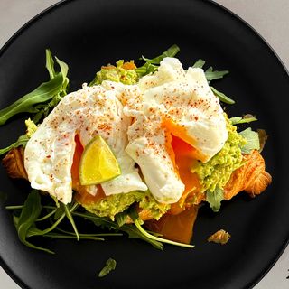 Croissant cu oua posate si avocado