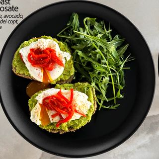 Avocado toast cu oua posate