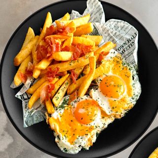 Oua ochiuri cu cartofi prajiti