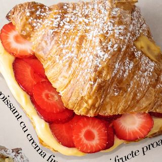 Croissant cu crema de vanilie si fructe de sezon