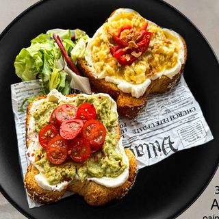 Avo Egg Toast