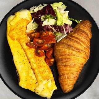 Omleta cremoasă cu brânză si croissant