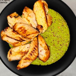 Piept de pui la tigaie cu piure de mazăre