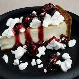 Cheesecake cu bezea si visine