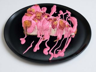 Cheesecake cu ciocolata alba si trandafiri