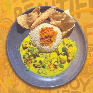 Ton proaspăt în curry cremos de cocos