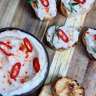 Fasole batuta cu paine prajita