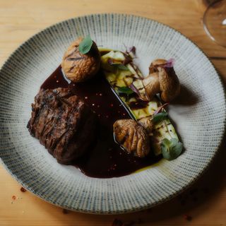 Muschi de vită cu piure cartofi cu trufe, sparanghel si sos demiglace 420gr