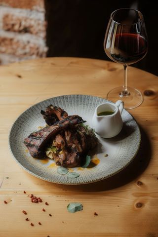 Cotlet de berbecuț cu fasole verde sote și sos demi-glace 420gr