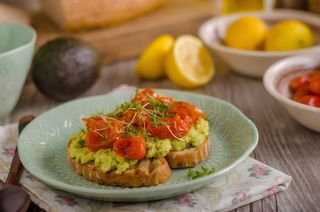 Bruschete cu rosii si avocado