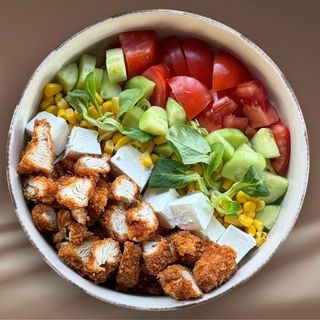 Salată cu pui crispy