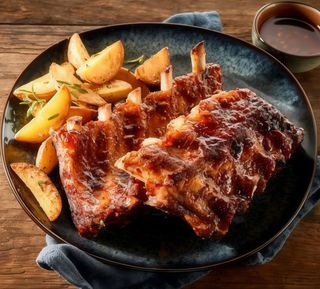 Coaste la cuptor cu sos dulce picant si cartofi wedges