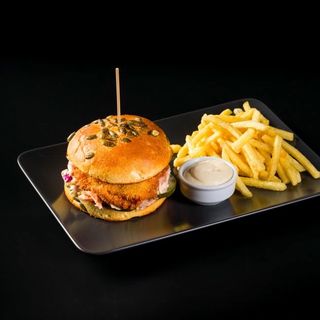 Crispy THAI burger si cartofi, sos sweet chilli