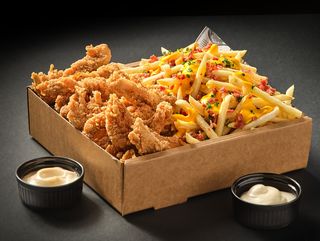 Crispy box & fries cu cedar si bacon