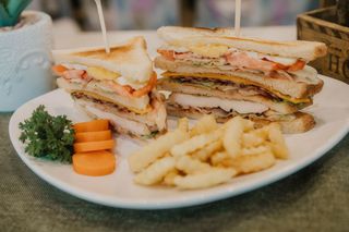 Sandwich Club Rustic si cartofi prajiti