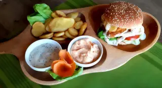Burger pui/vita, cartofi pai si sos picant