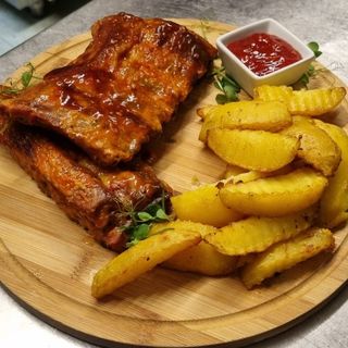 Coaste de porc la cuptor cu cartofi aurii si sos sweet chilli