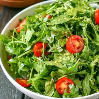 Salata rucola cu rosii cherry