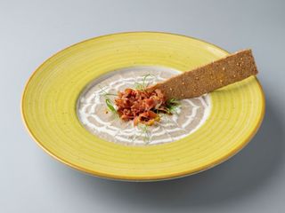 Supa crema de ciuperci cu prosciutto, parmesan si crutoane