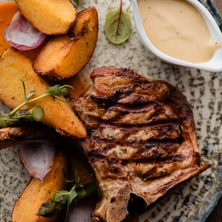 Tomahawk de porc cu sos dijon 