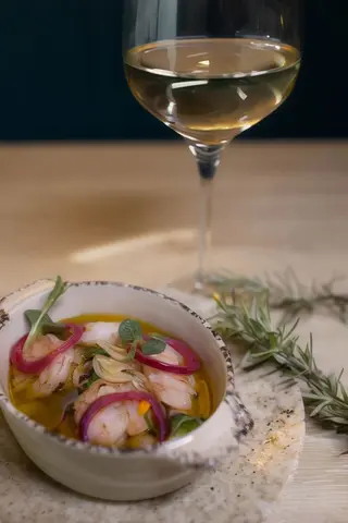 Creveti decorticati in sos de vin