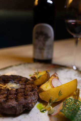 Antricot vita  Argentina cu piure de cartofi cu trufe, mixt de ciuperci si sos de hribi 