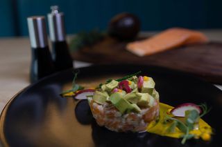 Tartar de somon cu guacamole