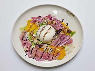 Salata  cu burrata și piersici 