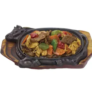 Pui, porc, vita cu legume pe placa incinsa