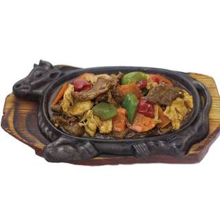 Pui, porc, vita cu legume pe placa incinsa