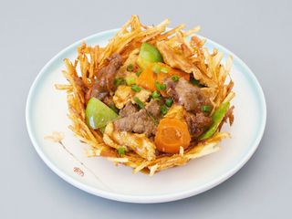 Cuib de cartofi umplut cu carne picant