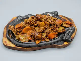 Porc cu legume pe placa incinsa