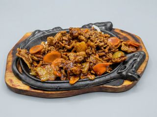 Porc cu legume pe placa incinsa