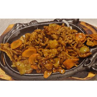 Porc cu 10 ingrediente pe placa incinsa