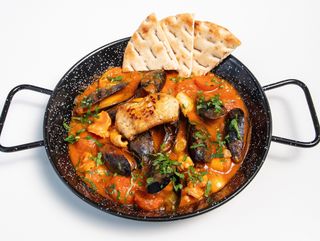 Tigaie picanta in sos pomodoro cu peste si fructe de mare